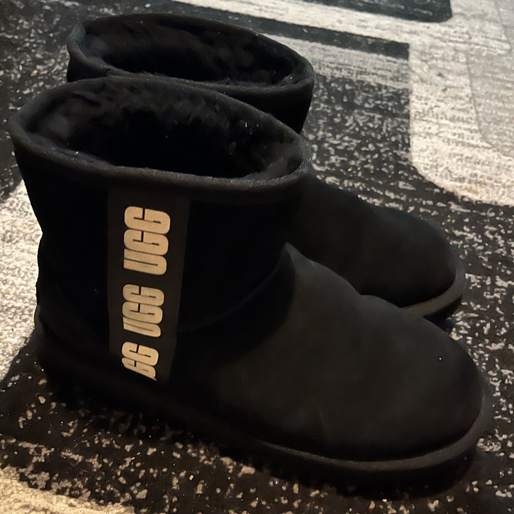 Black Ugg Size 8!